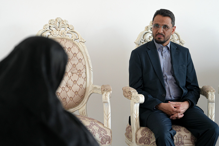 دیدار مدیر پشتیبانی آستان قدس رضوی با خانواده شهید احمد صفرزاده