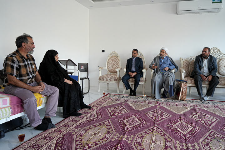 دیدار مدیر پشتیبانی آستان قدس رضوی با خانواده شهید احمد صفرزاده