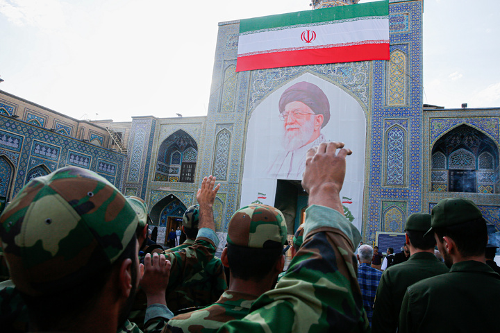 بزرگداشت مقام سرباز در حرم مطهر رضوی
