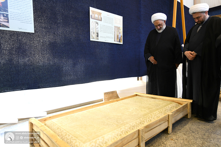 سنگ مرقد مطهر حضرت عبدالعظیم حسنی(ع) که پس از ۱۴ ماه تلاش و هنرنمایی حجاران و هنرمندان زبردست کشور در شیراز ساخته شده بود، طی مراسمی معنوی در شیراز بدرقه و به حرم مطهر حضرت عبدالعظیم(ع) در ری منتقل شد
