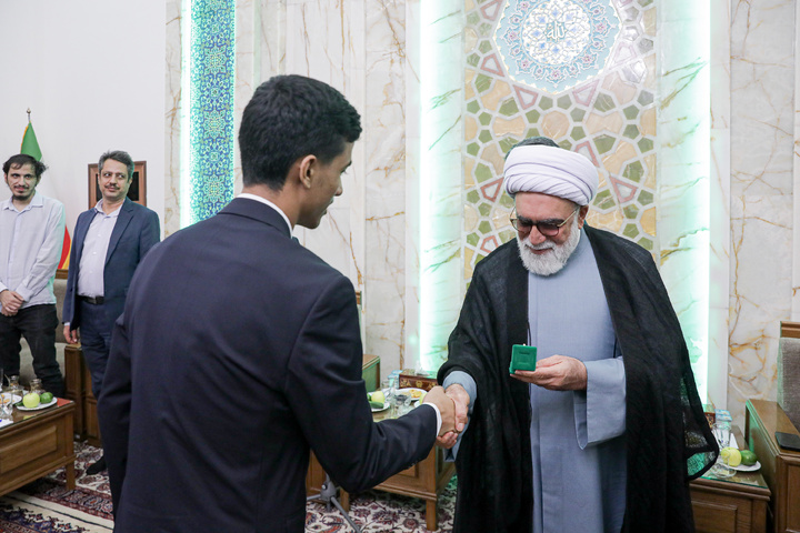 دیدار دانش‌آموزان افتخارآفرین تیم ملی المپیاد هوش مصنوعی با تولیت آستان قدس رضوی