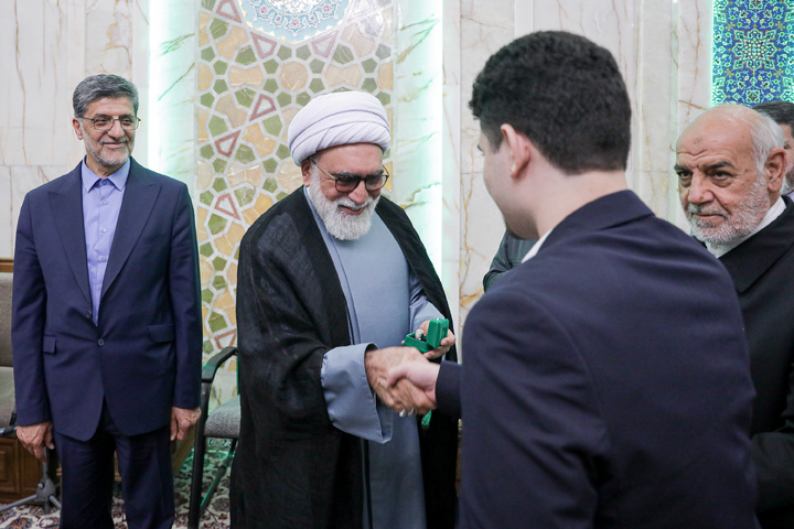 دیدار دانش‌آموزان افتخارآفرین تیم ملی المپیاد هوش مصنوعی با تولیت آستان قدس رضوی