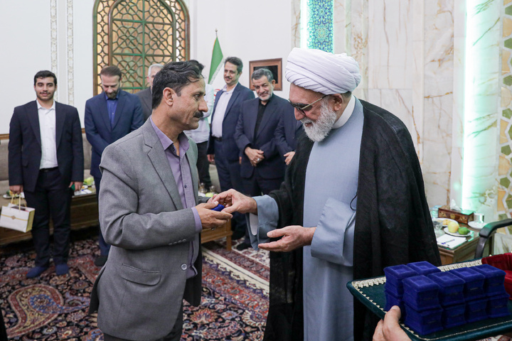 دیدار دانش‌آموزان افتخارآفرین تیم ملی المپیاد هوش مصنوعی با تولیت آستان قدس رضوی