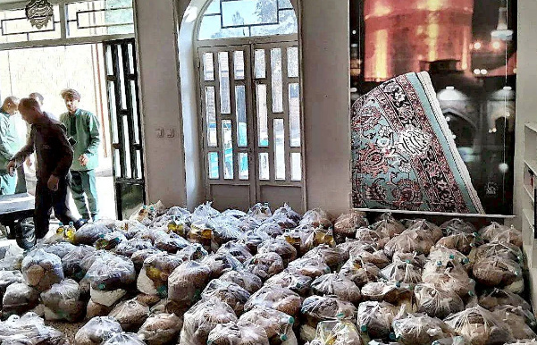 توزیع بسته‌های معیشتی و نوشت‌افزار توسط شرکت فرش آستان قدس رضوی
