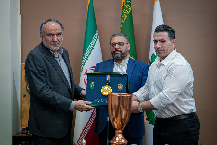 مراسم اهدای مدال به موزه آستان قدس رضوی