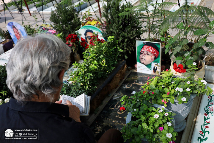حضور خادمین آستان مقدس در مراسم بزرگداشت و غبارروبی مزار شهدای دانش آموز در گلزار شهدای بهشت حضرت زهرا(س)