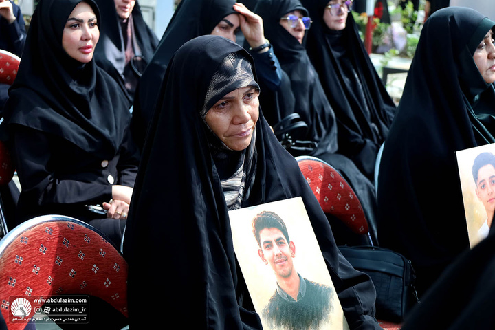 حضور خادمین آستان مقدس در مراسم بزرگداشت و غبارروبی مزار شهدای دانش آموز در گلزار شهدای بهشت حضرت زهرا(س)
