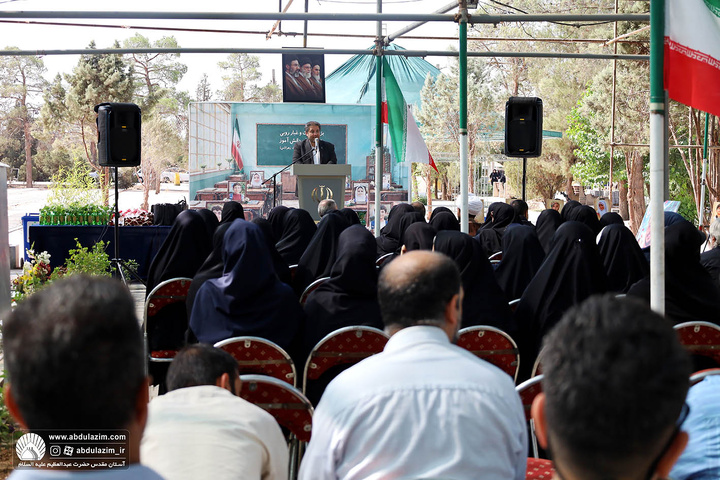 حضور خادمین آستان مقدس در مراسم بزرگداشت و غبارروبی مزار شهدای دانش آموز در گلزار شهدای بهشت حضرت زهرا(س)