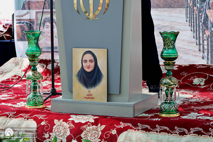 حضور خادمین آستان مقدس در مراسم بزرگداشت و غبارروبی مزار شهدای دانش آموز در گلزار شهدای بهشت حضرت زهرا(س)