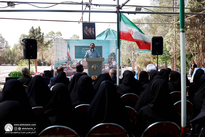 حضور خادمین آستان مقدس در مراسم بزرگداشت و غبارروبی مزار شهدای دانش آموز در گلزار شهدای بهشت حضرت زهرا(س)