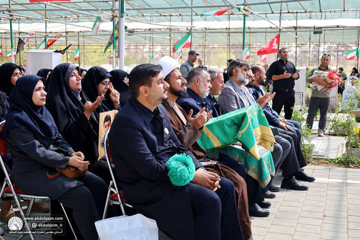 حضور خادمین آستان مقدس در مراسم بزرگداشت و غبارروبی مزار شهدای دانش آموز در گلزار شهدای بهشت حضرت زهرا(س)