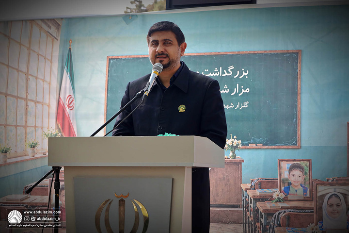 حضور خادمین آستان مقدس در مراسم بزرگداشت و غبارروبی مزار شهدای دانش آموز در گلزار شهدای بهشت حضرت زهرا(س)