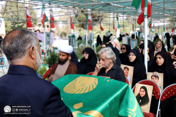 حضور خادمین آستان مقدس در مراسم بزرگداشت و غبارروبی مزار شهدای دانش آموز در گلزار شهدای بهشت حضرت زهرا(س)
