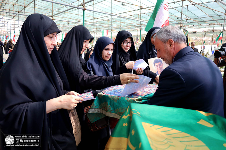 حضور خادمین آستان مقدس در مراسم بزرگداشت و غبارروبی مزار شهدای دانش آموز در گلزار شهدای بهشت حضرت زهرا(س)