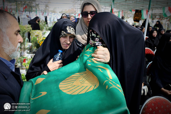 حضور خادمین آستان مقدس در مراسم بزرگداشت و غبارروبی مزار شهدای دانش آموز در گلزار شهدای بهشت حضرت زهرا(س)