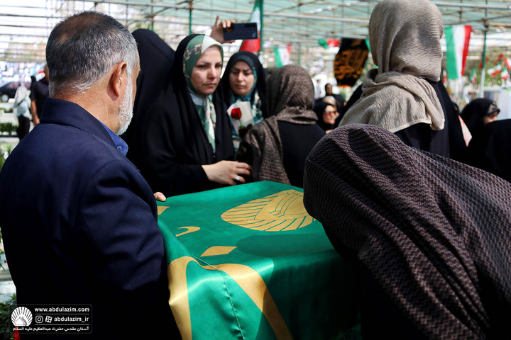 حضور خادمین آستان مقدس در مراسم بزرگداشت و غبارروبی مزار شهدای دانش آموز در گلزار شهدای بهشت حضرت زهرا(س)