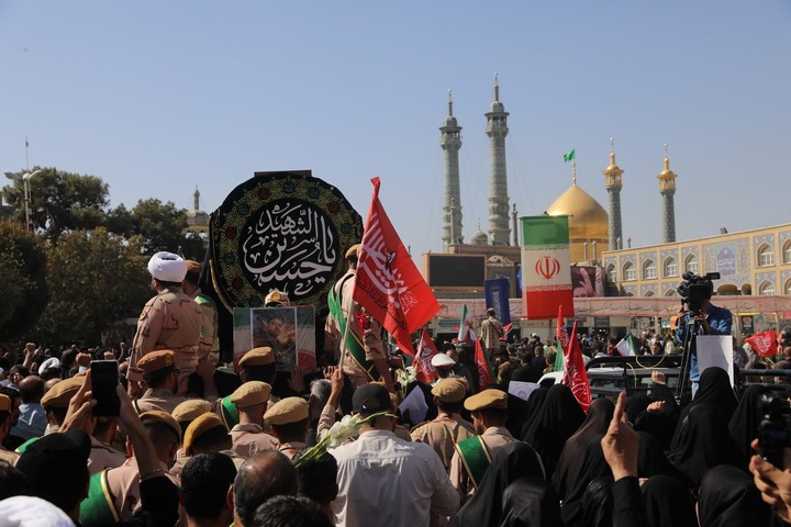 پیکر مطهر شهید آقایی در آغوش مردم قم به زیارت حرم بانوی کرامت رفت