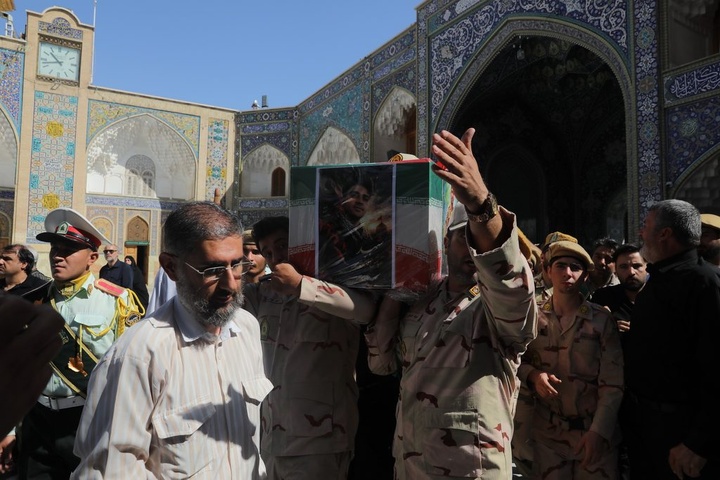 پیکر مطهر شهید آقایی در آغوش مردم قم به زیارت حرم بانوی کرامت رفت