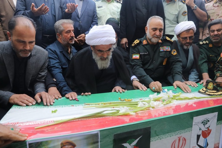 پیکر مطهر شهید آقایی در آغوش مردم قم به زیارت حرم بانوی کرامت رفت