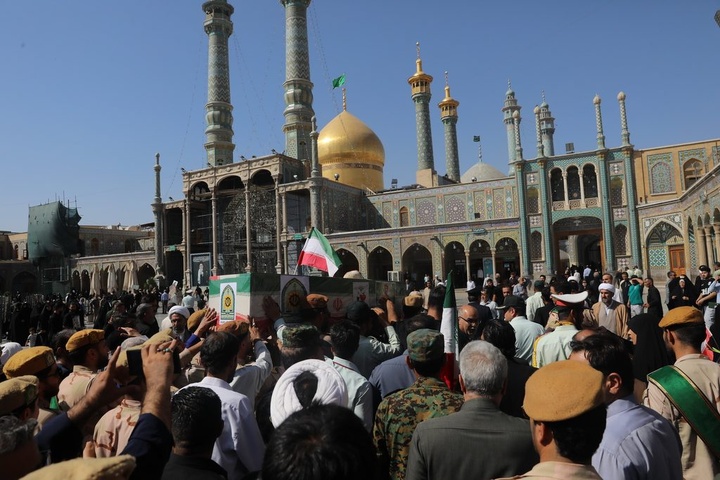 پیکر مطهر شهید آقایی در آغوش مردم قم به زیارت حرم بانوی کرامت رفت
