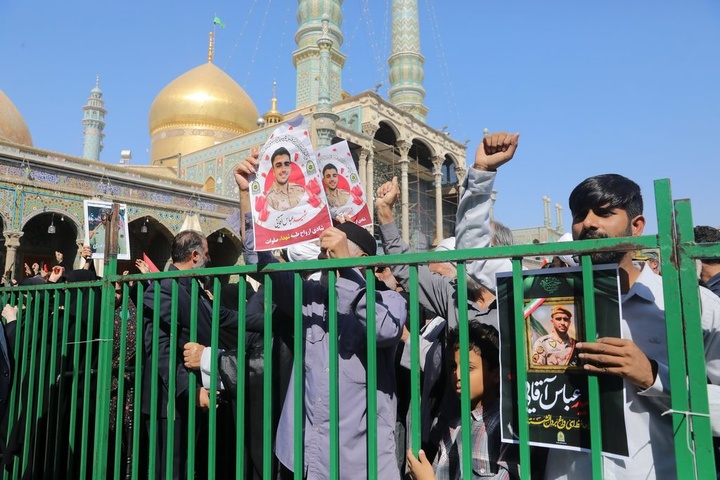 پیکر مطهر شهید آقایی در آغوش مردم قم به زیارت حرم بانوی کرامت رفت