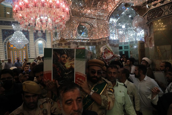 پیکر مطهر شهید آقایی در آغوش مردم قم به زیارت حرم بانوی کرامت رفت