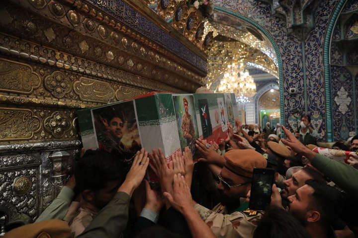 پیکر مطهر شهید آقایی در آغوش مردم قم به زیارت حرم بانوی کرامت رفت