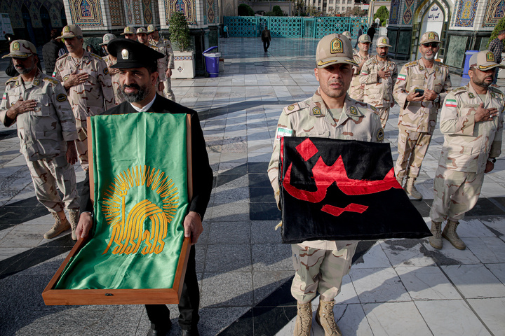 اهدا پرچم حرم مطهر امام حسین علیه السلام به آستان قدس رضوی