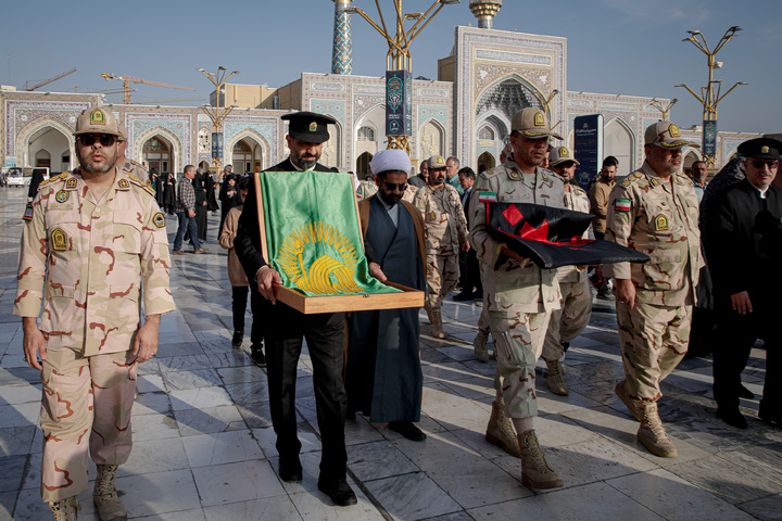 اهدا پرچم حرم مطهر امام حسین علیه السلام به آستان قدس رضوی