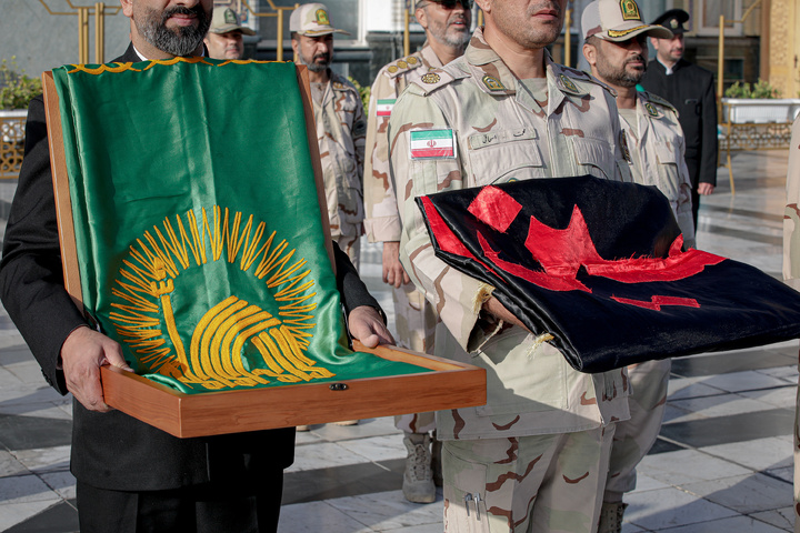 اهدا پرچم حرم مطهر امام حسین علیه السلام به آستان قدس رضوی
