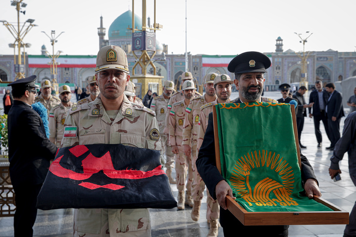 اهدا پرچم حرم مطهر امام حسین علیه السلام به آستان قدس رضوی