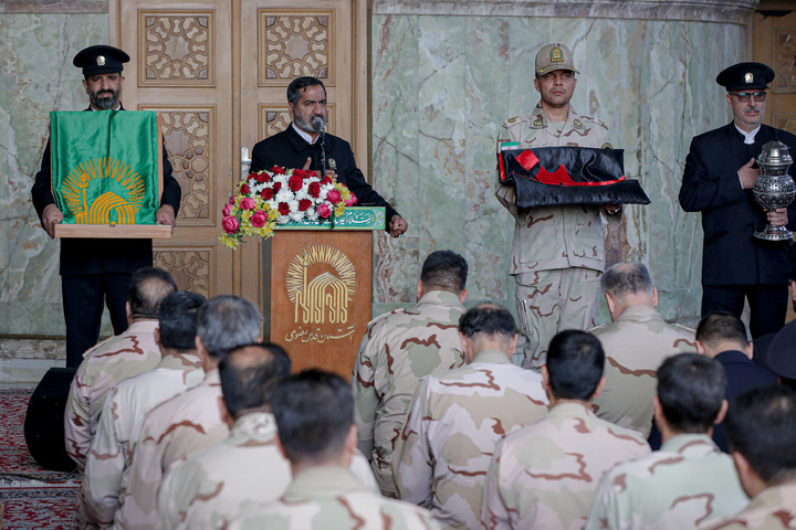 اهدا پرچم حرم مطهر امام حسین علیه السلام به آستان قدس رضوی