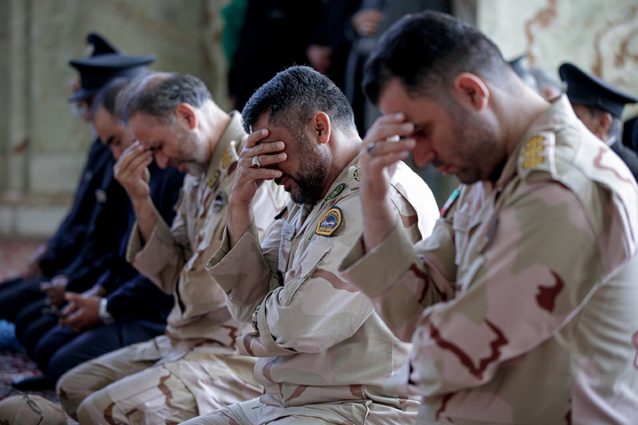 اهدا پرچم حرم مطهر امام حسین علیه السلام به آستان قدس رضوی