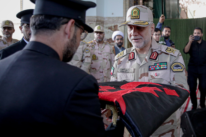 اهدا پرچم حرم مطهر امام حسین علیه السلام به آستان قدس رضوی