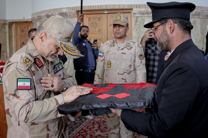 اهدا پرچم حرم مطهر امام حسین علیه السلام به آستان قدس رضوی
