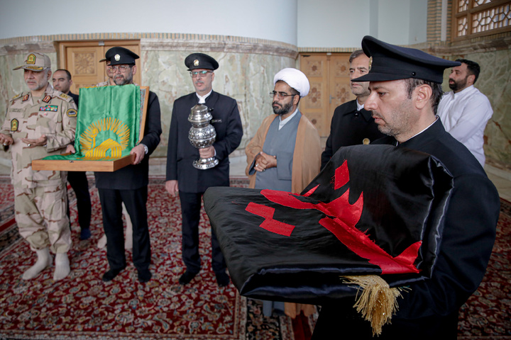 اهدا پرچم حرم مطهر امام حسین علیه السلام به آستان قدس رضوی