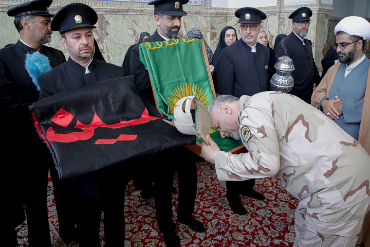 اهدا پرچم حرم مطهر امام حسین علیه السلام به آستان قدس رضوی