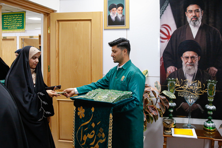 بازدید منتخبین مسابقات قرآن دانشگاه‌های پیام نور سراسر کشور از بخش‌های مختلف حرم امام رضا علیه‌السلام