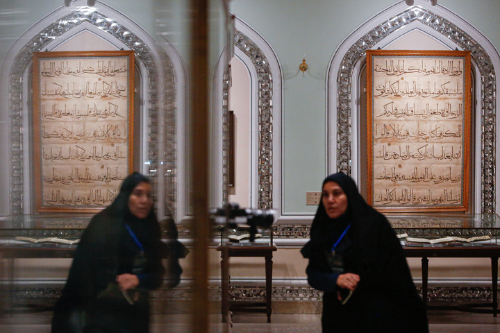 بازدید منتخبین مسابقات قرآن دانشگاه‌های پیام نور سراسر کشور از بخش‌های مختلف حرم امام رضا علیه‌السلام