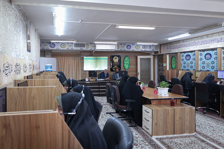 پاسخگویی تلفنی سرپرست معاونت خدمات زائرین حرم مطهر رضوی به مخاطبان سامانه ۱۳۸