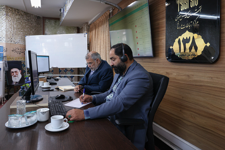 پاسخگویی تلفنی سرپرست معاونت خدمات زائرین حرم مطهر رضوی به مخاطبان سامانه ۱۳۸