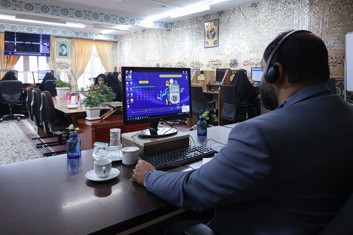 پاسخگویی تلفنی سرپرست معاونت خدمات زائرین حرم مطهر رضوی به مخاطبان سامانه ۱۳۸