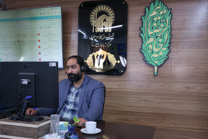 پاسخگویی تلفنی سرپرست معاونت خدمات زائرین حرم مطهر رضوی به مخاطبان سامانه ۱۳۸