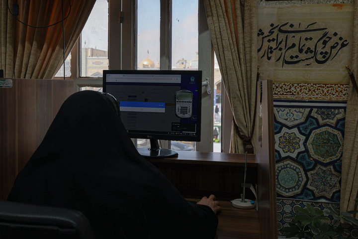 پاسخگویی تلفنی سرپرست معاونت خدمات زائرین حرم مطهر رضوی به مخاطبان سامانه ۱۳۸