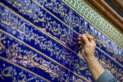نصب تابلوی جدید زیارت‌نامه حضرت ابوالفضل(ع) در صحن مطهر