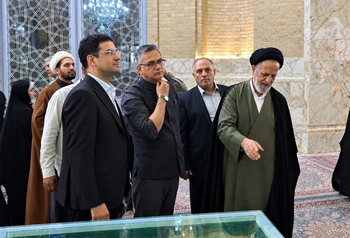 آشنایی سفیر هندوستان با فضای معنوی بارگاه ملکوتی کریمه اهل بیت(ع)