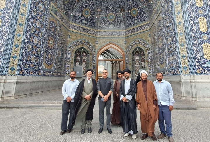 آشنایی سفیر هندوستان با فضای معنوی بارگاه ملکوتی کریمه اهل بیت(ع)