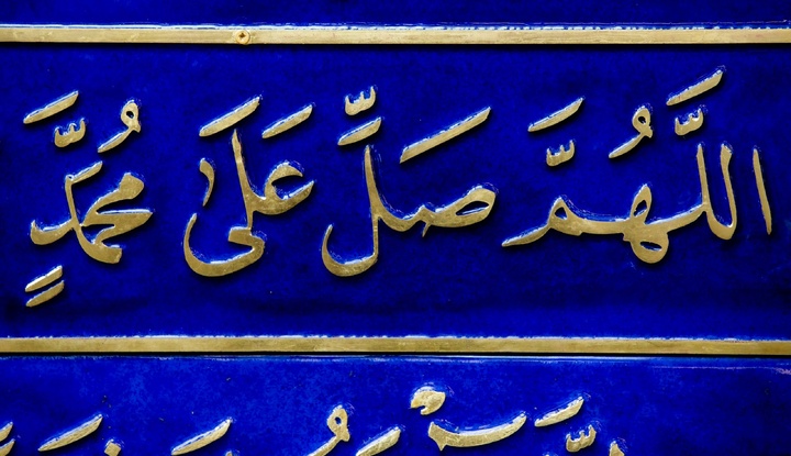 نصب تابلوی جدید زیارت‌نامه حضرت ابوالفضل(ع) در صحن مطهر