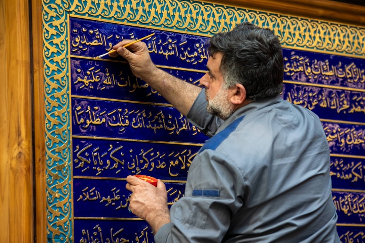 نصب تابلوی جدید زیارت‌نامه حضرت ابوالفضل(ع) در صحن مطهر