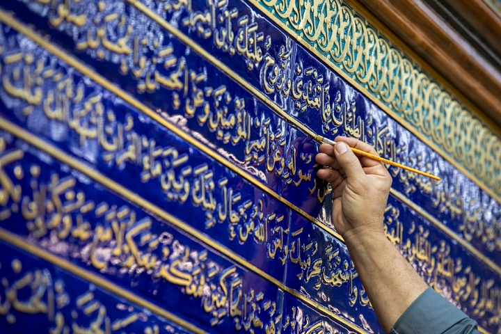 نصب تابلوی جدید زیارت‌نامه حضرت ابوالفضل(ع) در صحن مطهر